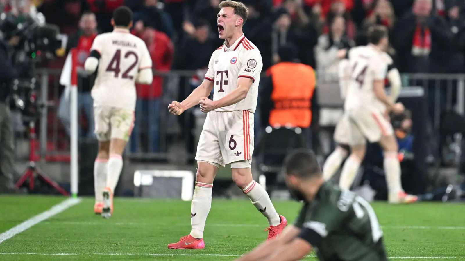 Der Moment der Befreiung und Erlösung: Joshua Kimmich (M) beim Jubel nach dem ganz späten Ausgleichstor des FC Bayern. (Foto: Sven Hoppe/dpa)