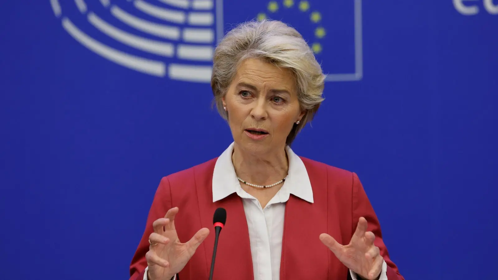 Die Präsidentin der Europäischen Kommission, Ursula von der Leyen bei einer Pressekonferenz im Europäischen Parlament in Straßburg. (Foto: Jean-Francois Badias/AP/dpa)