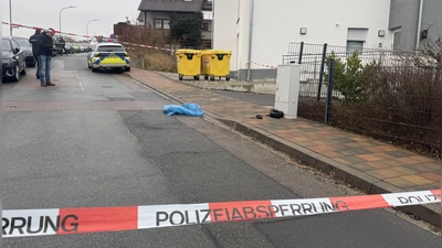 Die Spurensicherung gehört direkt nach der Tat zu den wichtigsten Aufgaben der Polizei. Ein blauer Plastiksack deckt einen Rucksack des Opfers ab. (Foto: Evi Lemberger)