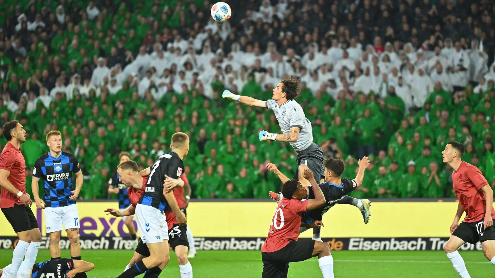 Zwischen Hannover 96 und dem SC Paderborn gab es viel Kampf, aber wenig Klasse. (Foto: Swen Pförtner/dpa)