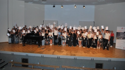 Stolz halten die Schülerinnen und Schüler ihre FSSJ-Zeugnisse in die Höhe. (Foto: Astrid Pirner)