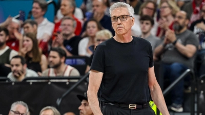 Gordon Herbert blickt auf seine Mannschaft. (Foto: Harry Langer/dpa)