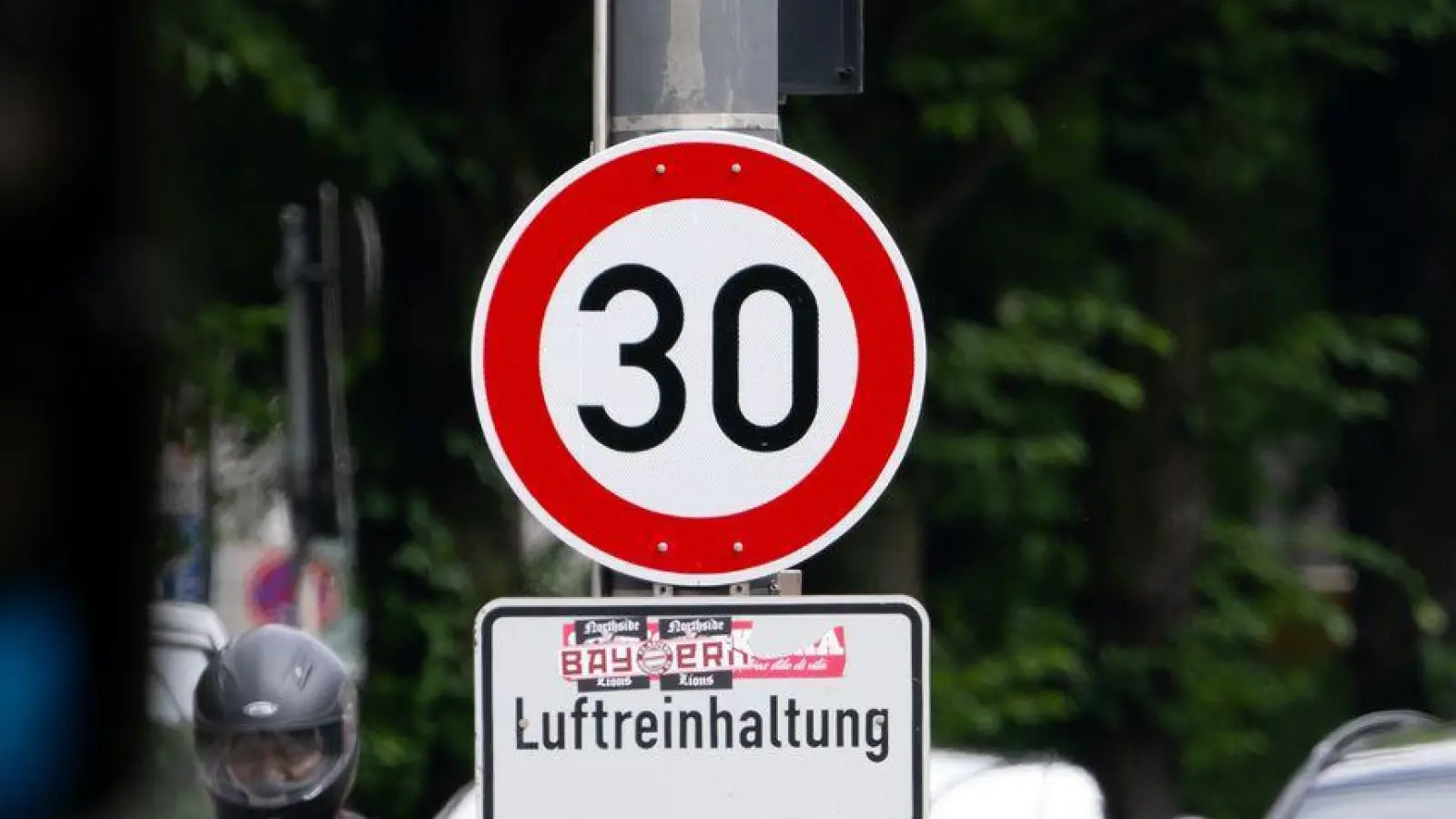 Auf dem Mittleren Ring sollen die Tempo-30-Schilder nun abmontiert werden. (Archivbild) (Foto: Sven Hoppe/dpa)