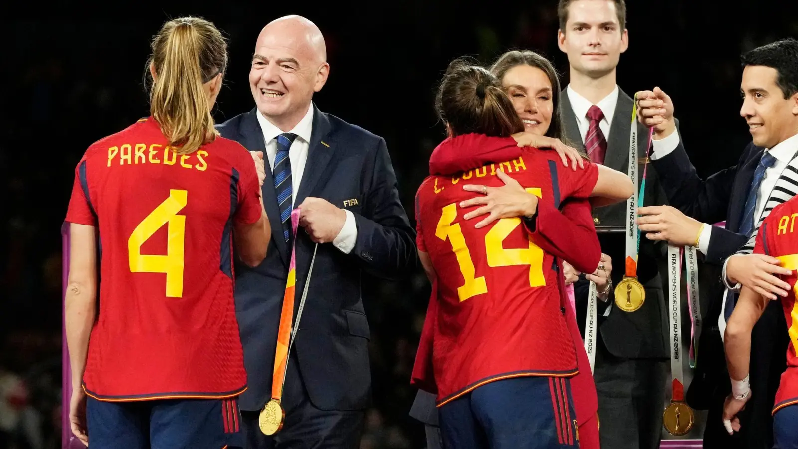 Spaniens Irene Paredes (l) erhält die Goldmedaille von FIFA-Präsident Gianni Infantino (2.v.l) während der Medaillenzeremonie nach dem Finale. (Foto: Rick Rycroft/AP/dpa)