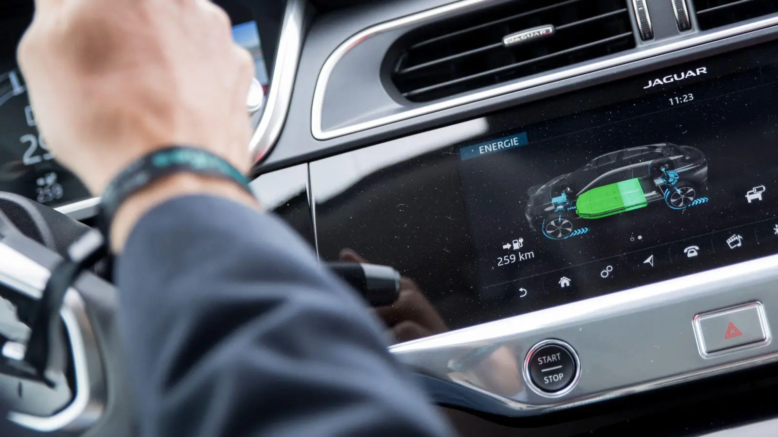 Auf die lange Sicht: Je fitter der Antriebsakku im E-Auto ist, desto länger die mögliche Reichweite. (Foto: Florian Schuh/dpa-tmn)