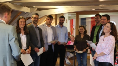 Der neue Bürgermeister Theodor Schell (links am Bildrand) vereidigt die neuen Ratsmitglieder (weiter von links): Julia Buchner, Jürgen Wostratzky, Tobias Schick, Niklas Rottmeier, Luise Fröhlich, Stefan Jordan, Bernhard Brändlein und Sandra Lechner. (Foto: Andreas Reum)