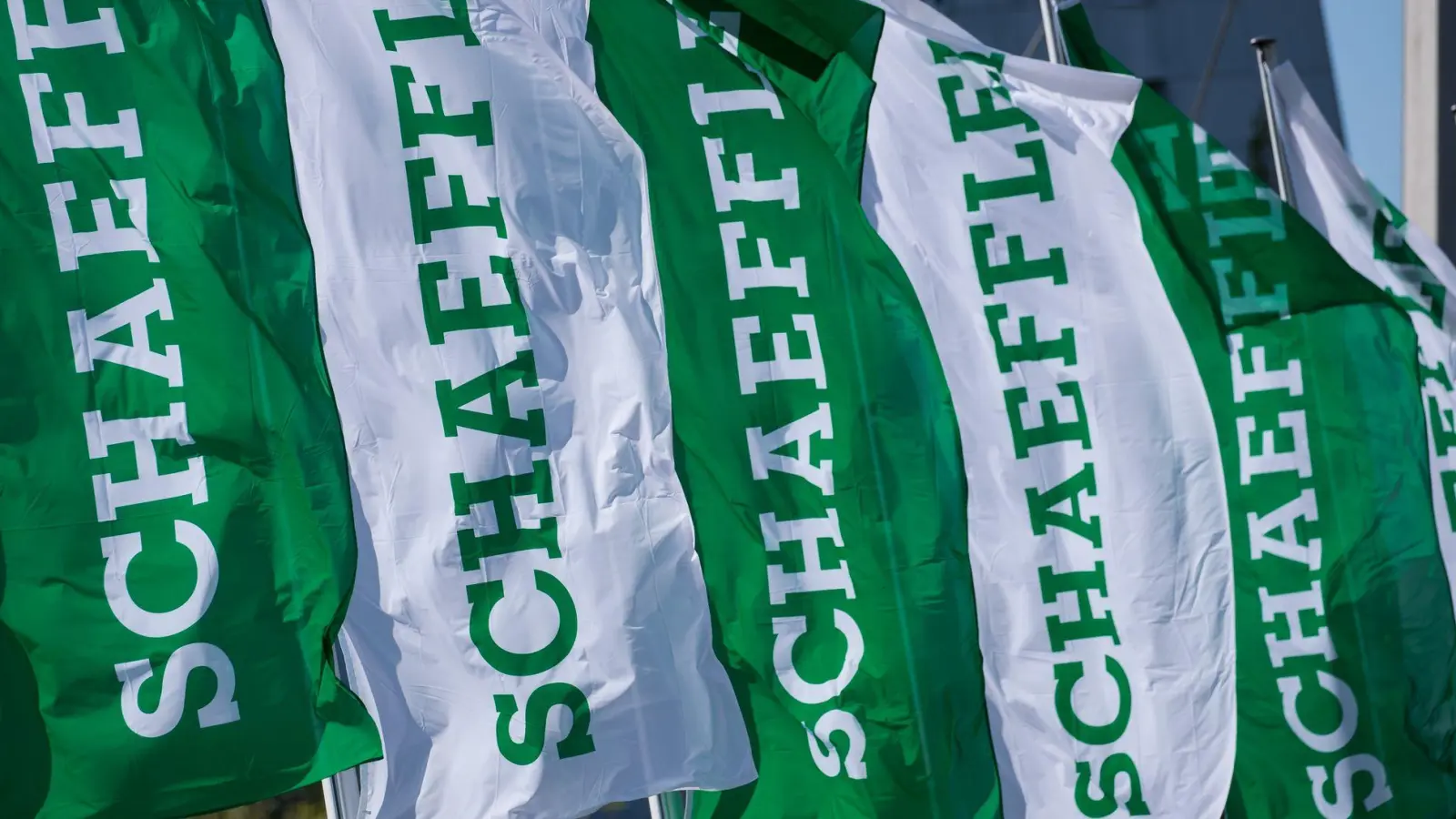 Schaeffler will die Abhängigkeit von der Autobranche reduzieren. (Foto: Daniel Karmann/dpa)