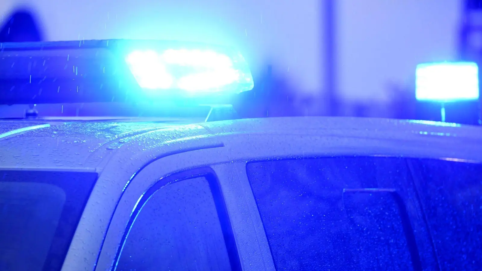 Ein handgreicliher Streit auf einem Parkplatz in Ansbach rief die Polizei auf den Plan. (Symbolbild: Carsten Rehder/dpa/Symbolbild)