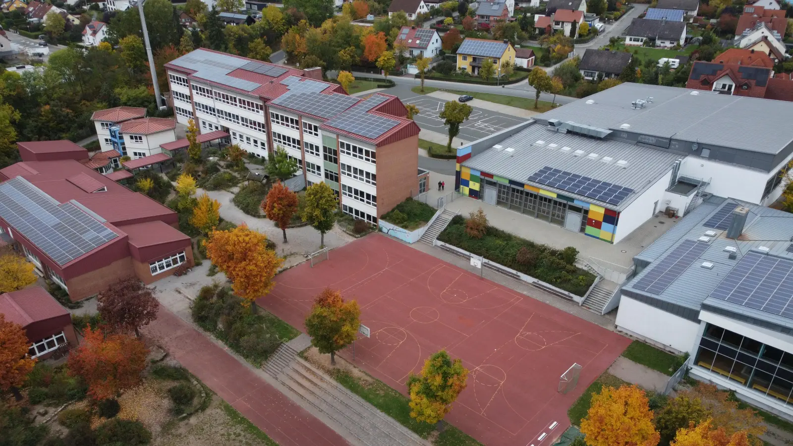 Der Schulverband Dietenhofen-Rügland stellt die Weichen für die Zukunft des Schulzentrums: Südlich des Musiksaals soll der Grundschul-Neubau entstehen. (Foto: Yvonne Neckermann)