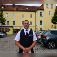 Stefan Scheffler hat gerade eine Sterbeurkunde notariell beglaubigen lassen. Nun müssen er und sein Kollege weiter, für einen Kaffee bleibt keine Zeit. (Foto: Irmeli Pohl)