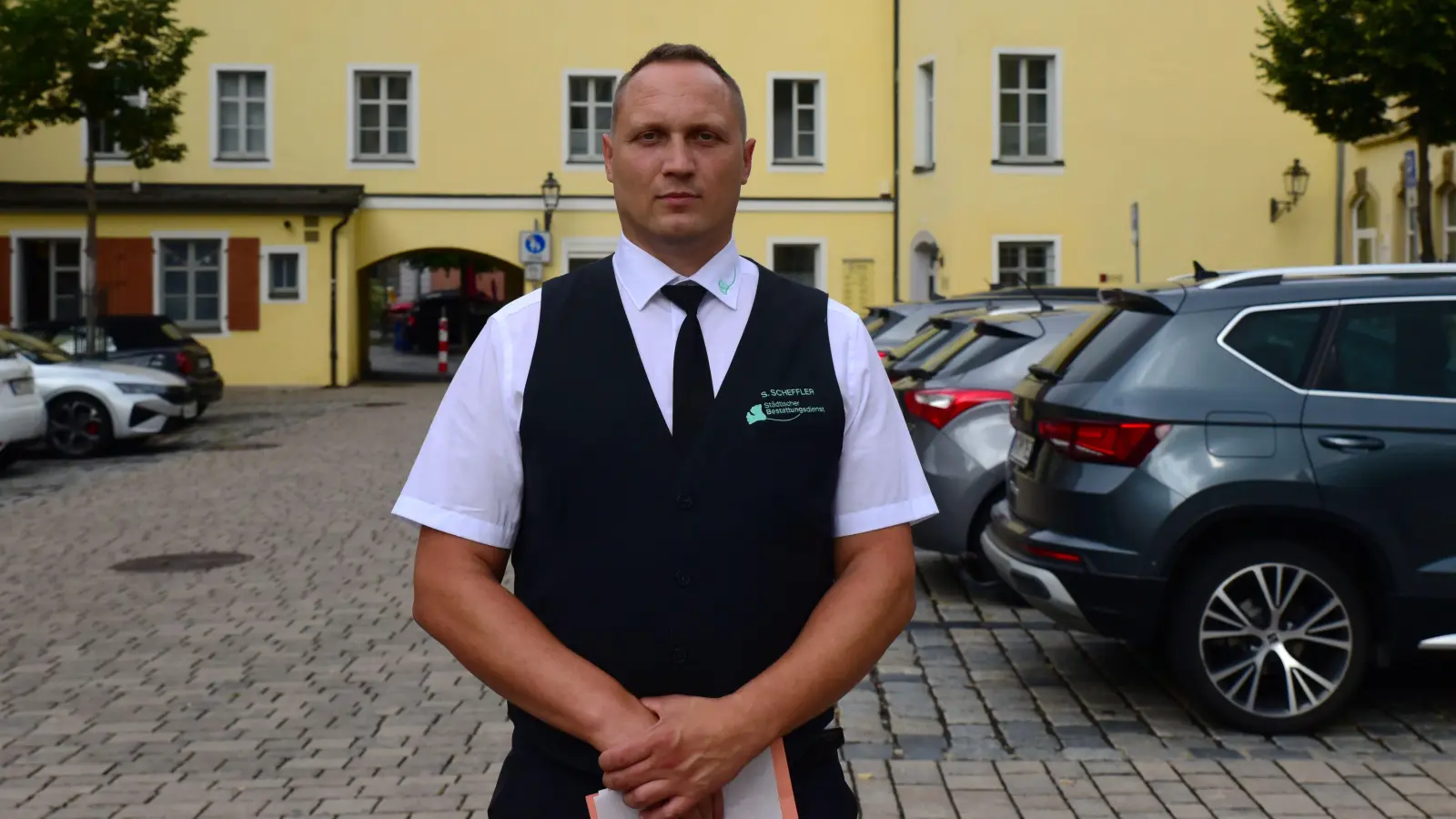 Stefan Scheffler hat gerade eine Sterbeurkunde notariell beglaubigen lassen. Nun müssen er und sein Kollege weiter, für einen Kaffee bleibt keine Zeit. (Foto: Irmeli Pohl)