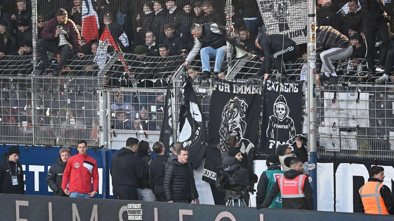 Banner werden abgehängt. (Foto: Anke Wälischmiller/dpa)