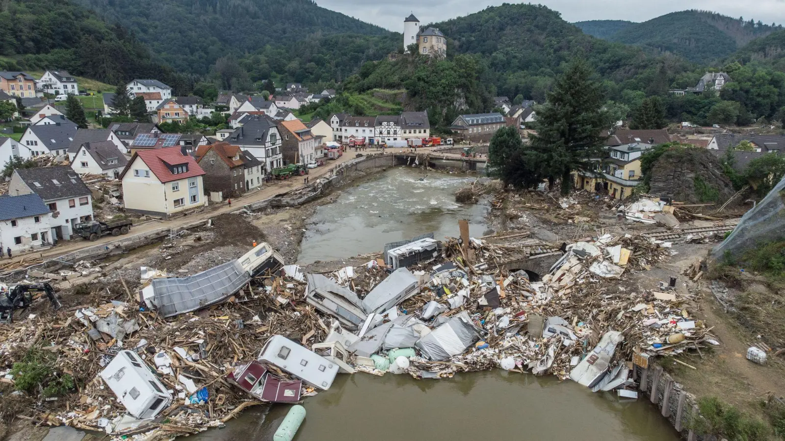 Die Flutkatastrophe hinterließ eine Schneise der Verwüstung. (Archivfoto) (Foto: Boris Roessler/dpa)