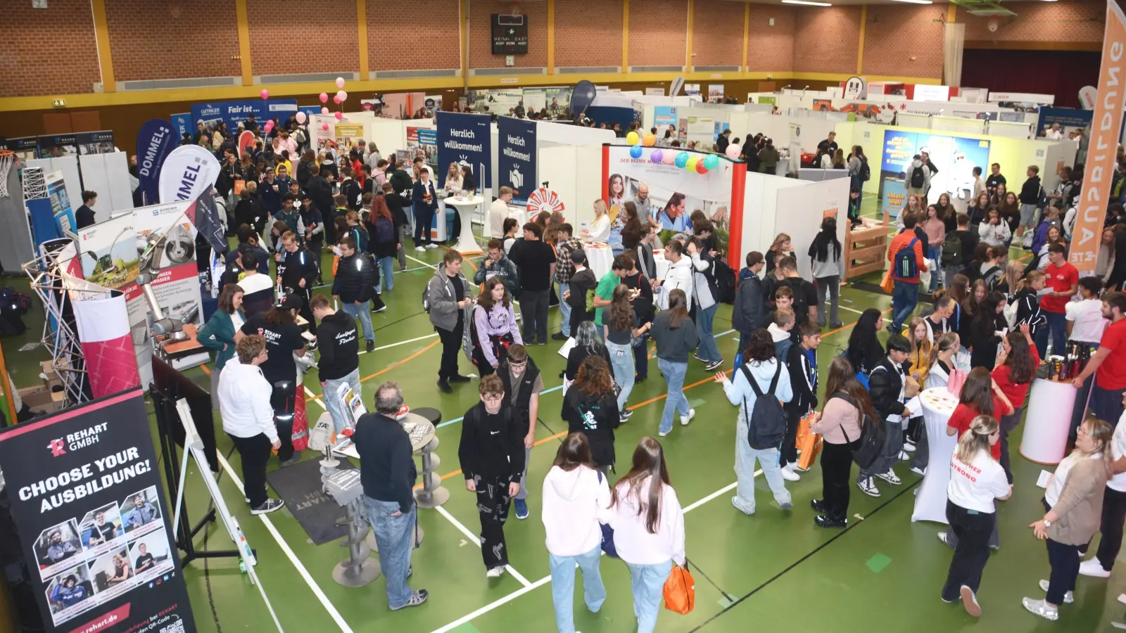 Jugendliche für vielfältige Berufsmöglichkeiten begeistern: Das stand bei der Ausbildungsbörse „Contact“ in der Hesselberghalle in Wassertrüdingen im Mittelpunkt.  (Foto: Peter Tippl)