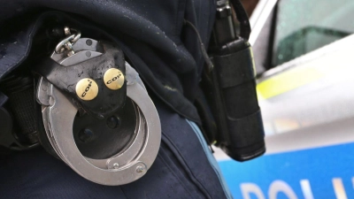 Die Polizei nahm den Tatverdächtigen unweit des Tatorts fest. (Symbolbild) (Foto: Karl-Josef Hildenbrand/dpa)