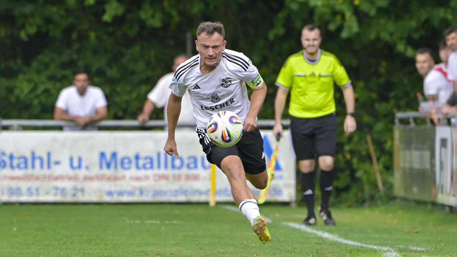 Im Vorwärtsgang: Niklas Bär traf für Schillingsfürst beim Gastspiel in Aufkirchen, am Ende siegte jedoch der SCA mit 5:2. (Foto: Martin Rügner)