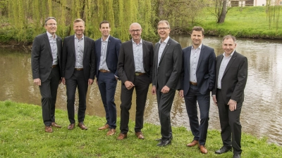 Die Führungsriege der neuen VR-Bank im südlichen Franken besteht aus sieben Männern. Markus Pfeiffer, Markus Kober, Markus Schröppel, Wilfried Wiedemann, Bernd Großmann, Martin Käßer und Gerhard Meyer (v.li.) bei einem Treffen in Windsbach. (Foto: Studios Höttingen)