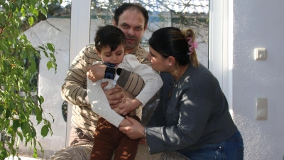 Beran Berrak hat seinen eigenen Kopf und schaltet schon mal auf stur, wenn er seinen Willen nicht bekommt. Fürs Foto mussten seine Eltern ihm gut zureden. Sein Sozialverhalten soll sich aber verbessert haben. (Foto: Stefan Neidl)