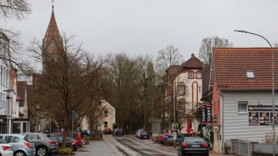 Der Gewerbeverband sieht es kritisch, wenn in der Hauptstraße verkehrsberuhigend eingegriffen wird. Die Verantwortlichen befürchten Nachteile für die Geschäfte und Firmen. (Foto: Antonia Müller)