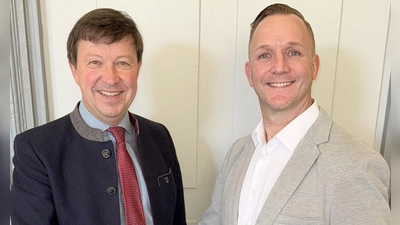 Bürgermeister Jürgen Heckel (links) und der neue Thermen-Geschäftsführer Benjamin Woodcock freuen sich auf die künftige Zusammenarbeit.  (Foto: Stadt Bad Windsheim)