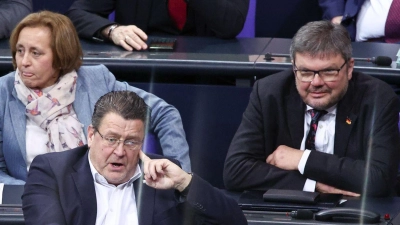 Michael Kaufmann (AfD - auf dem Foto ganz rechts) sitzt im Bundestag neben Fraktionskollegin Beatrix von Storch. (Archivfoto) (Foto: Hannes P. Albert/dpa)