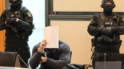 Der Angeklagte sitzt im Gerichtssaal des Landgerichts Magdeburg zwischen zwei Justizbeamten. (Foto: Peter Gercke/dpa)