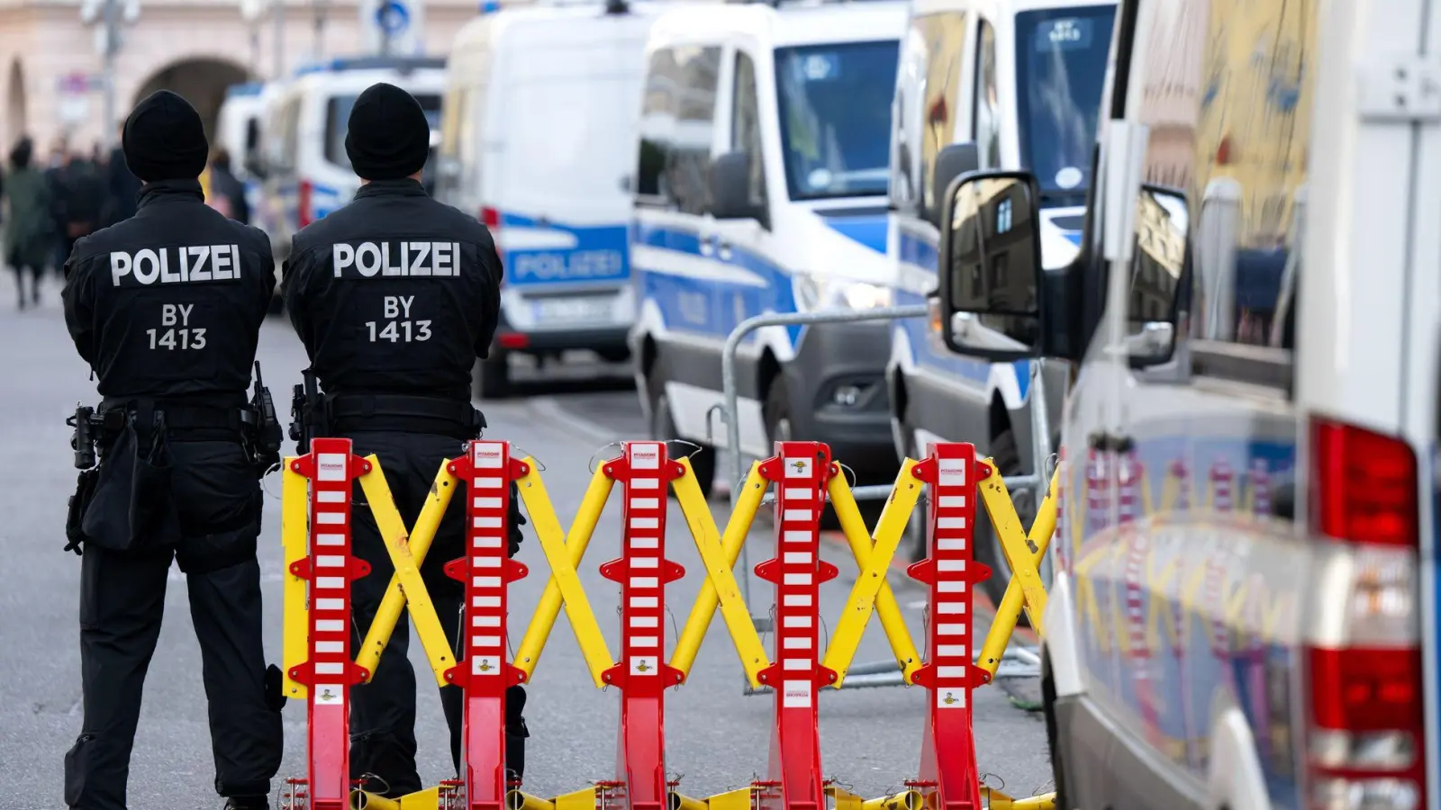 Zur 61. Münchner Sicherheitskonferenz gibt es wieder ein großes Polizeiaufgebot (Archivbild) (Foto: Sven Hoppe/dpa)