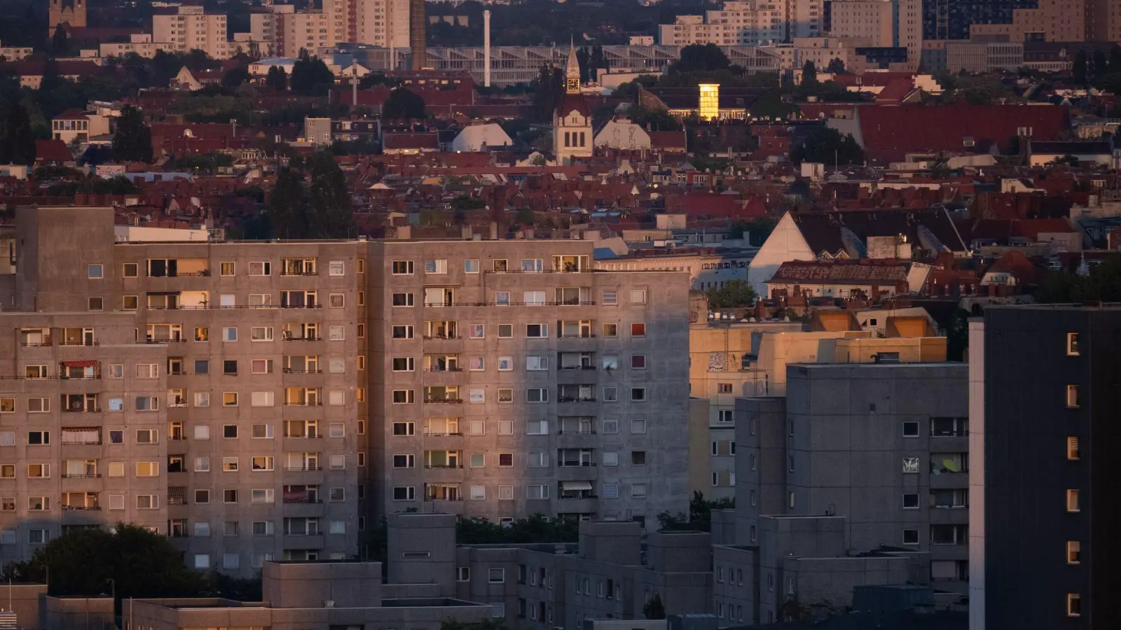 Wohnungen in Berlin: Die Preise in Metropolen stehen wegen hoher Zinsen unter Druck (Archivbild) (Foto: Sebastian Gollnow/dpa)