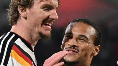 Vorbereiter Sané und Torjäger Woltemade können nach dem mühsamen Sieg in Luxemburg jubeln. (Foto: Federico Gambarini/dpa)