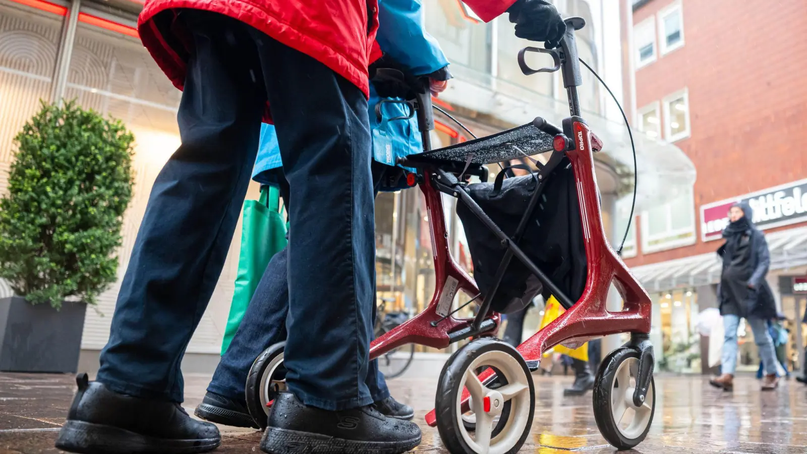 Blickpunkt Rente: Wie viel mehr oder weniger es künftig gibt, entscheidet sich im Bundestag. (Symbolfoto)  (Foto: Sina Schuldt/dpa)