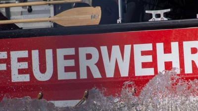 Mit einem Feuerwehr-Rettungsboot wurden die Tierkadaver geborgen. (Symbolbild) (Foto: Stefan Sauer/dpa)