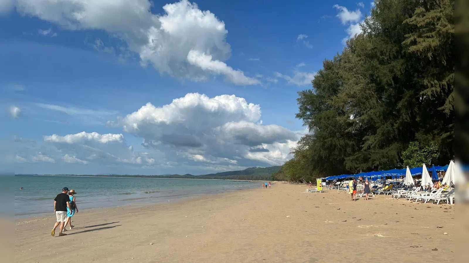 Sonne, Meer und Palmenstrände: Auch viele Touristen aus Deutschland zieht es dafür nach Khao Lak auf dem thailändischen Festland. Zwei Urlauber starben bei einem Unfall. (Archivbild) (Foto: Carola Frentzen/dpa)