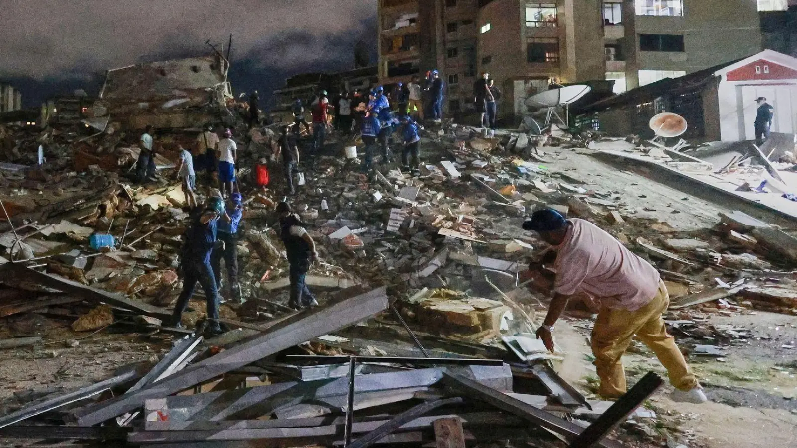 Rettungskräfte durchsuchten nach dem Erdbeben die Trümmer. (Foto: Javier Campos/AP/dpa)