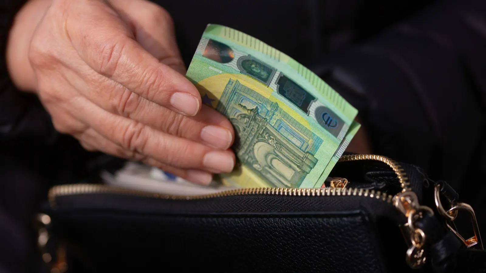 Private Vorsorge ist ein wichtiger Baustein für den Ruhestand. (Symbolbild) (Foto: Fernando Gutierrez-Juarez/dpa)