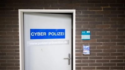 Mit Durchsuchungen in sechs Bundesländern ist die Polizei gegen Cybermobbing und Cyberstalking vorgegangen. (Symbolbild) (Foto: Julian Stratenschulte/dpa)