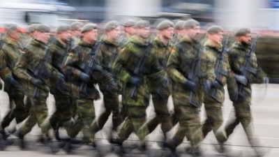 Die Bundeswehr erweitert Musterungszentren. (Symbolbild) (Foto: Julian Stratenschulte/dpa)