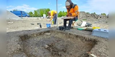 Archäologin Franziska Stöckinger dokumentiert den Fund in Burgbernheim für die Nachwelt. (Foto: Katrin Merklein)