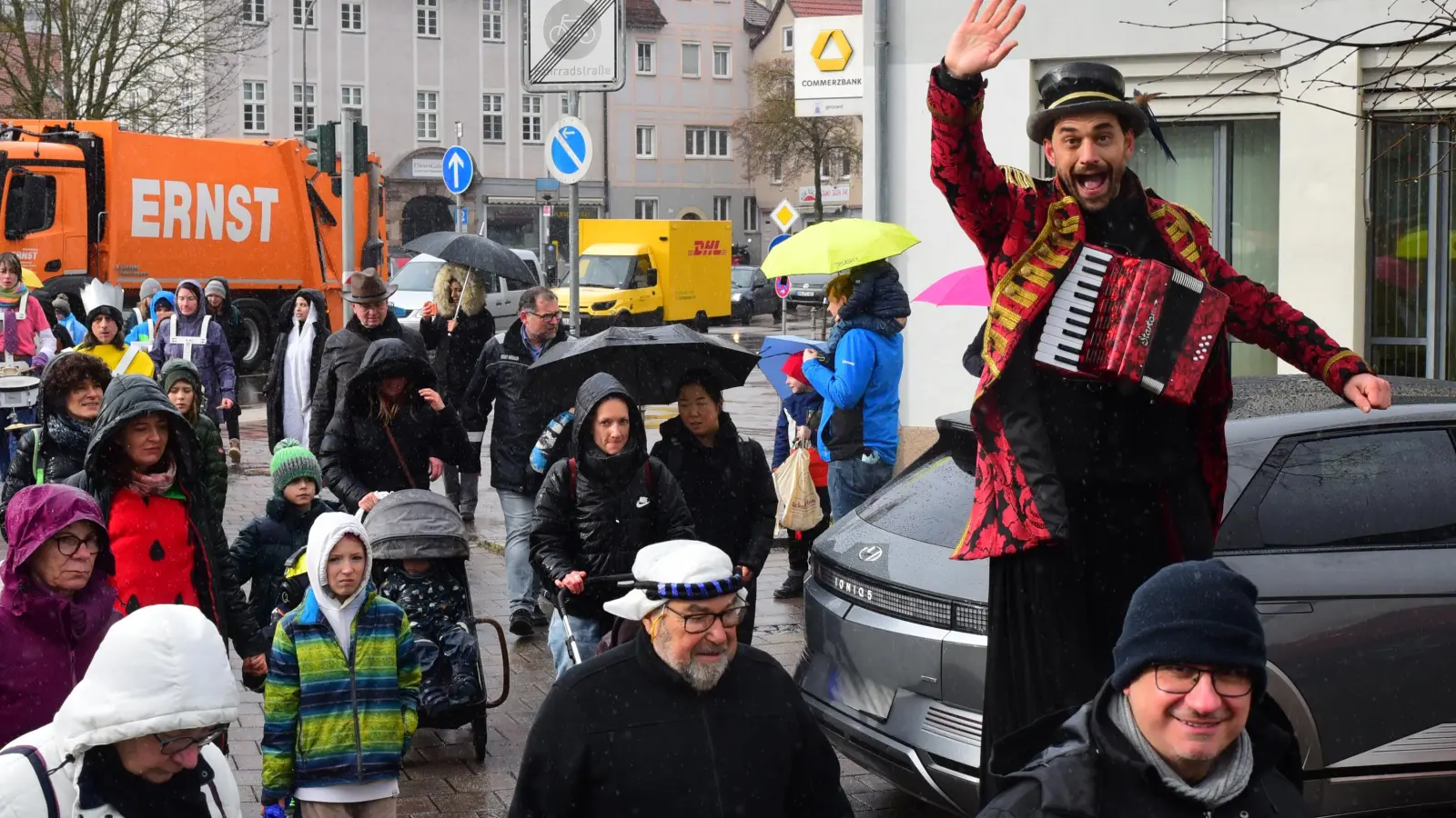 Die Närrinnen und Narren trotzen dem Regen, der während des Umzuges einsetzt. (Foto: Irmeli Pohl)