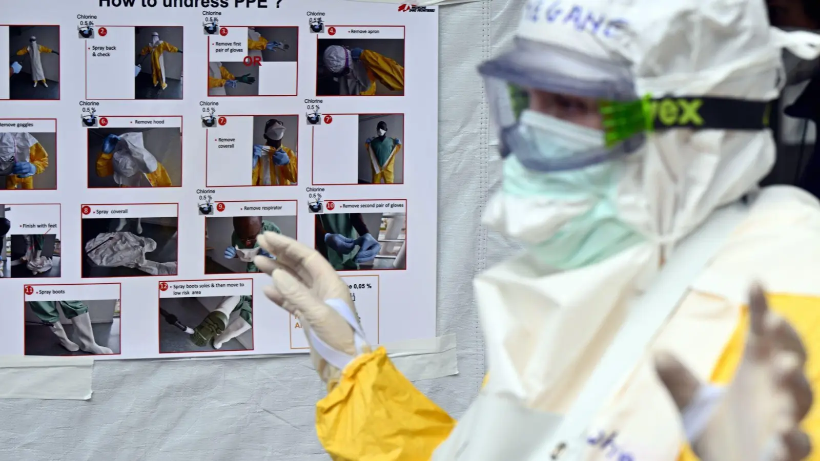 Die hochansteckende Krankheit ist im Kongo noch nicht unter Kontrolle - hier ein Foto von einer Ebola-Schulung in Brüssel. (Foto: Eric Lalmand/Belga/dpa)