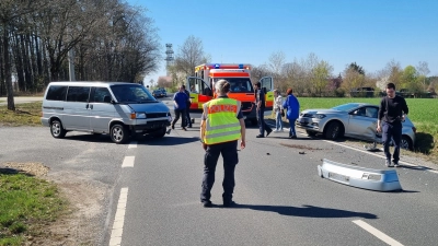 Dem Kleinbus auf der Kreisstraße südlich von Elgersdorf wurde von der Fahrerin des Personenwagens, der im Graben landete, die Vorfahrt genommen, hieß es am Unfallort. (Foto: Kreisfeuerwehrverband/Rainer Weiskirchen)
