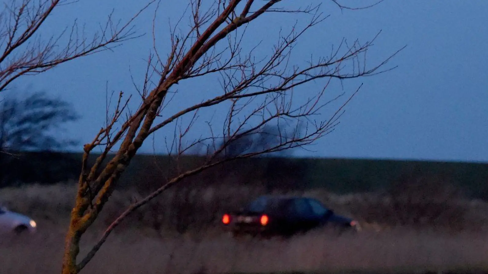 Volle Konzentration und Tempo drosseln: Wer unterwegs von einem Sturm überrascht wird, sollte gewisse Sicherheitstipps beachten. (Foto: Carsten Rehder/dpa/dpa-tmn)