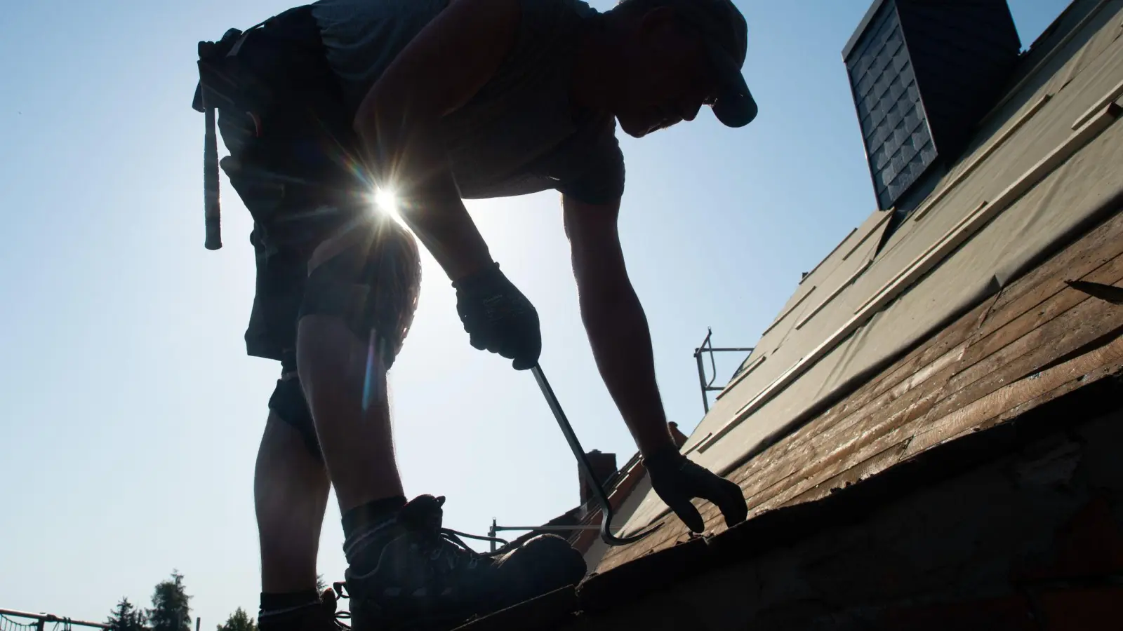 Wer draußen arbeitet, ist einem höheren Hautkrebsrisiko ausgesetzt. Der Arbeitgeber muss dafür entsprechende Schutzmaßnahmen treffen. (Foto: Klaus-Dietmar Gabbert/dpa-Zentralbid/dpa-tmn)