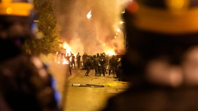 Bei Ausschreitungen in Naterre stehen sich Polizeikräfte und Jugendliche gegenüber. (Foto: Christophe Ena/AP/dpa)