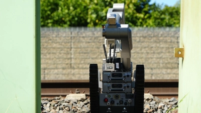 Ein Roboter ist auf dem Bahnhofsgelände im Einsatz. (Foto: Felix Kirberg/dpa)