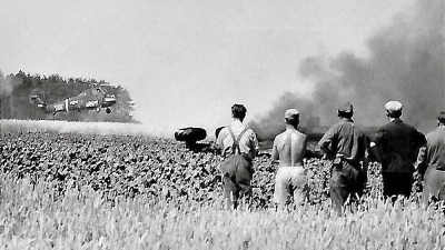 Unter anderem dieses Foto vom Absturz der Passagiermaschine hat Hermann Ruth vor 60 Jahren gemacht. Seine Schwarzweißfotos hat er vor Jahren für sein Archiv digitalisiert. (Foto: Hermann Ruth)