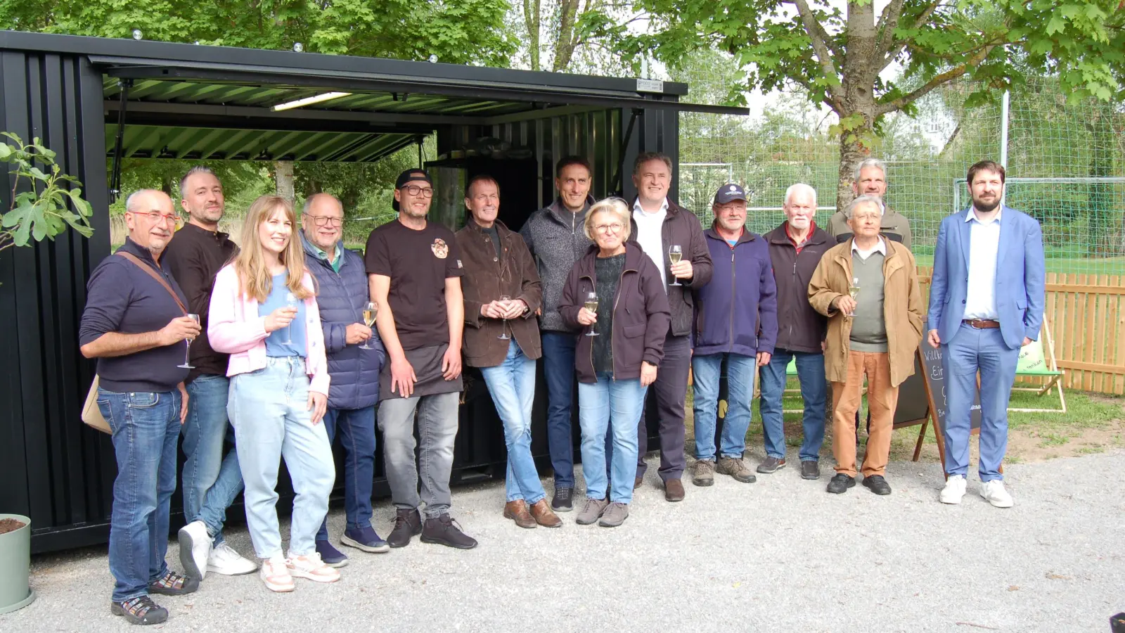 Im Rahmen ihrer Sitzung besichtigten die Mitglieder des Bauausschusses den neuen Imbiss, der auf dem Gelände des Dinkelsbühler Freibades entstanden ist. Künftig können auch Nicht-Badegäste das Bewirtungsangebot nutzen. (Foto: Markus Weinzierl)
