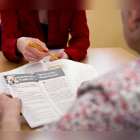 Orientierung im Dschungel der Pflegeleistungen: Nach einer Beratung haben Pflegebedürftige und ihre Angehörigen mehr Klarheit.  (Foto: Franziska Gabbert/dpa-tmn)