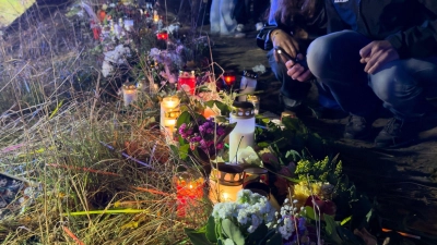 Am Abend nach dem schlimmen Unfall wurde an der Unfallstelle der Verunglückten gedacht (Foto: Marco Porzig/dpa)