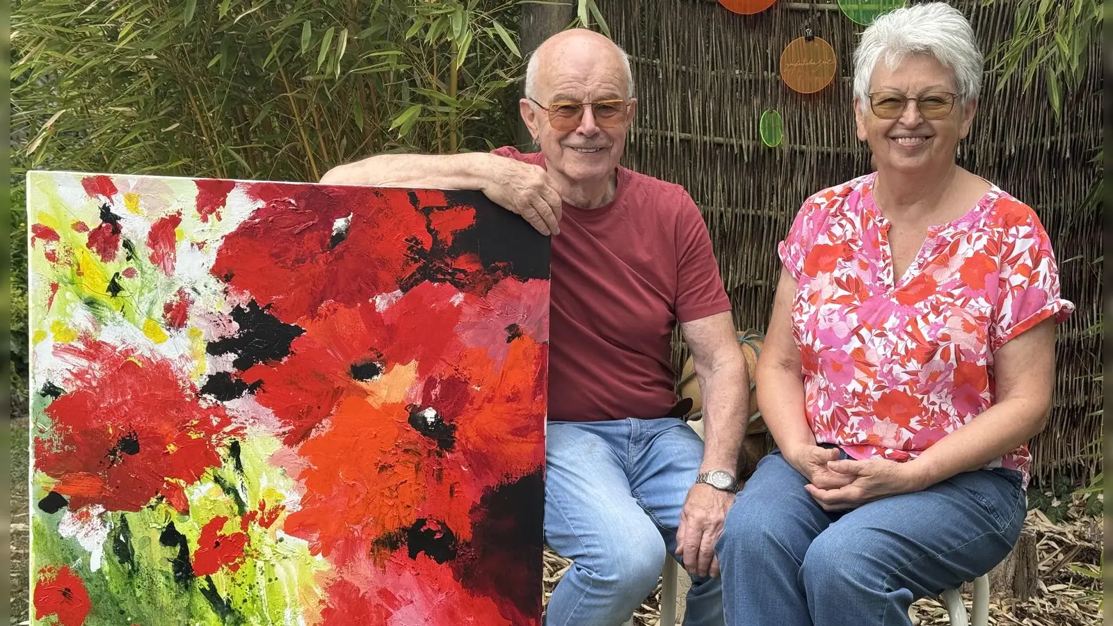 Blüten auf der Leinwand und im Garten: Ab Montag, 13. Juli, präsentieren Ekkehardt und Ilse Hofmann ihre Sommerausstellung. (Foto: Lara Hausleitner)