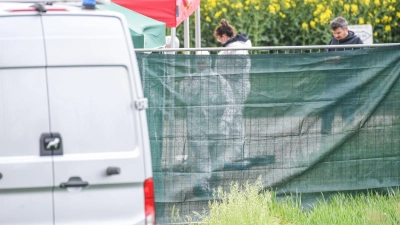 Der Leichenfundort wurde großräumig abgesperrt. (Foto: Jason Tschepljakow/dpa)